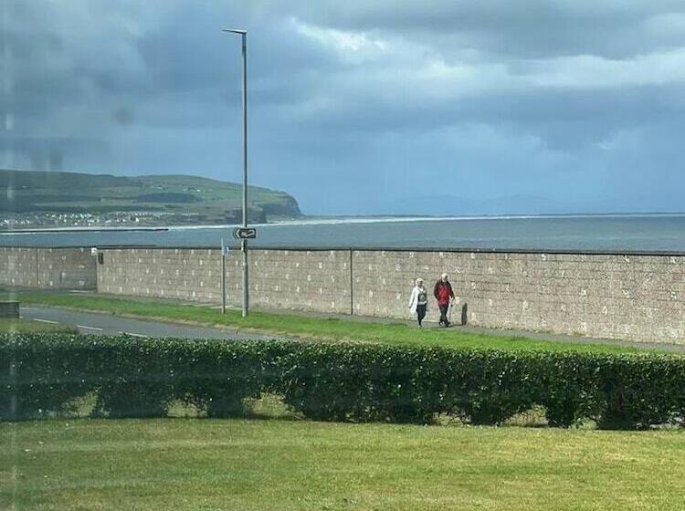 إقامة Immaculate Sea View 4 Bed House In Portstewart