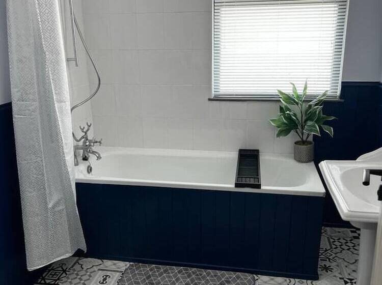 اقامتگاه Immaculate Sea View 4 Bed House In Portstewart