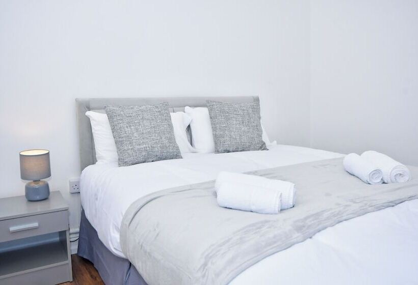 レジデンス Impeccable 3 Bed House In Stoke On Trent