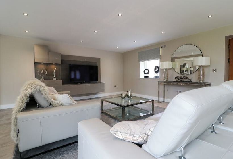 住所  Northumberland Luxury Stays   The Chivits