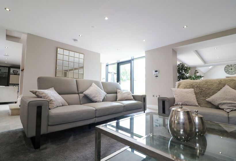住所  Northumberland Luxury Stays   The Chivits