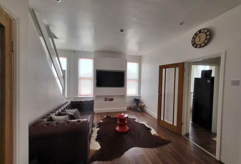 اقامتگاه Remarkable 1 Bed House The Entire First Floor