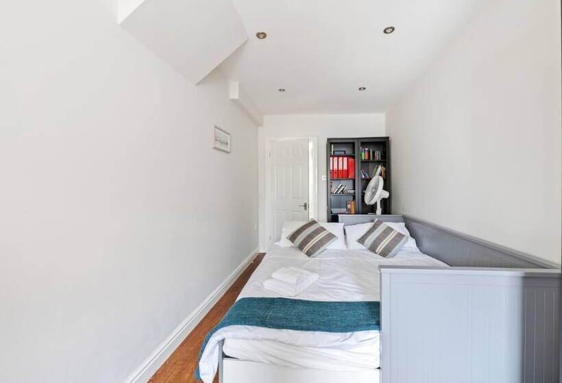 住所  Stunning 5 Bed House In Leeds Contractors Welcome