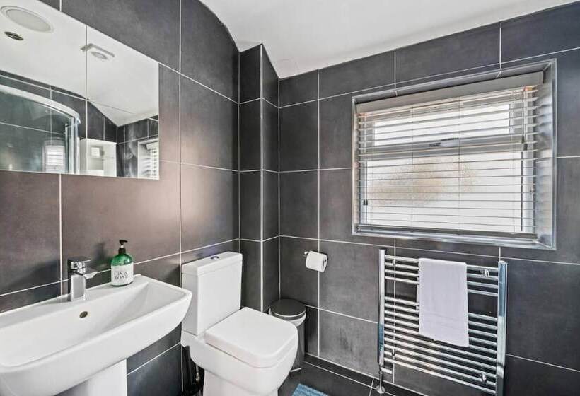 住所  Stunning 5 Bed House In Leeds Contractors Welcome
