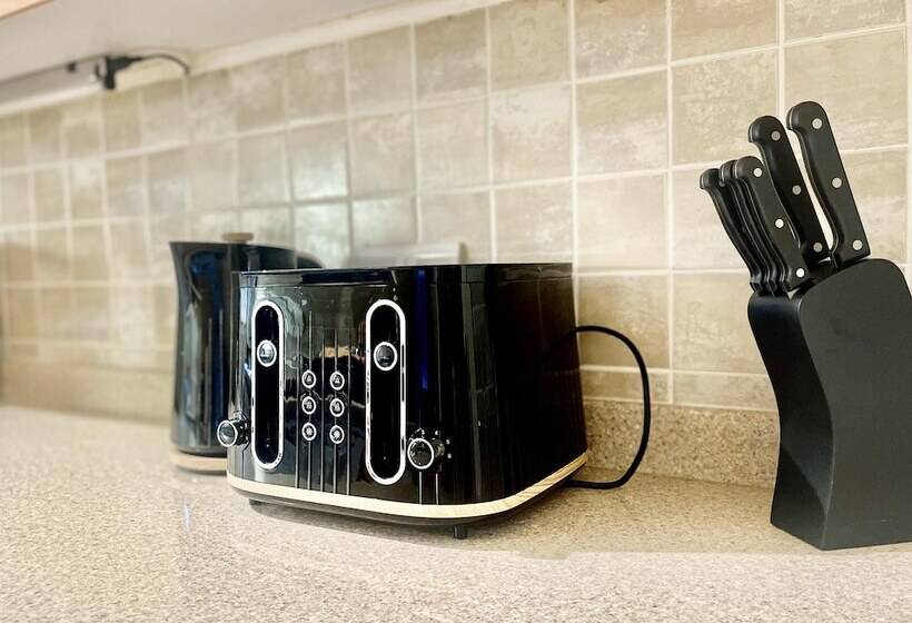 اقامتگاه Stylish 3 Bed House In Hornchurch   Free Parking