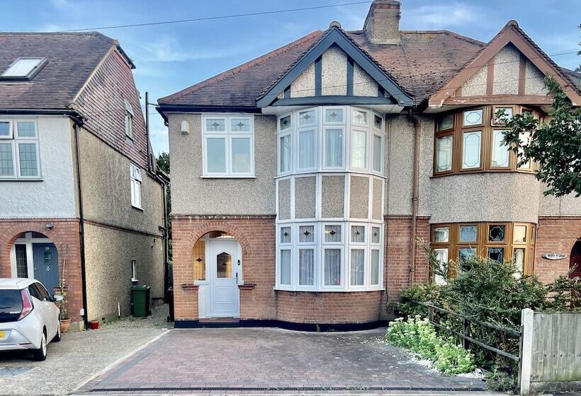 اقامتگاه Stylish 3 Bed House In Hornchurch   Free Parking