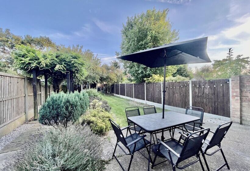 اقامتگاه Stylish 3 Bed House In Hornchurch   Free Parking