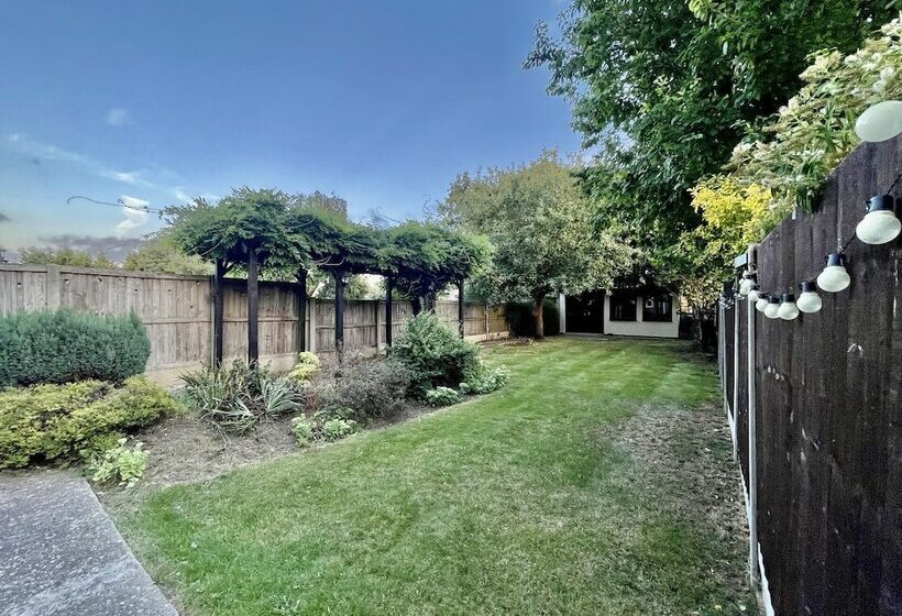اقامتگاه Stylish 3 Bed House In Hornchurch   Free Parking