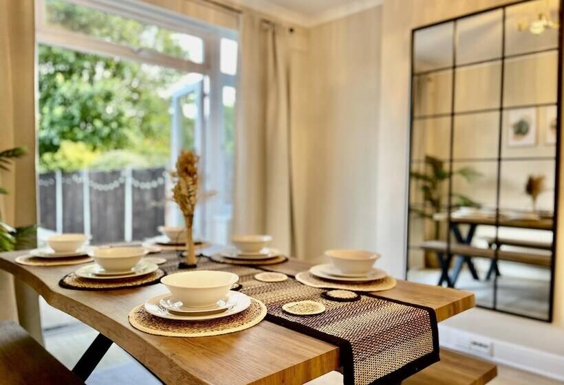 اقامتگاه Stylish 3 Bed House In Hornchurch   Free Parking