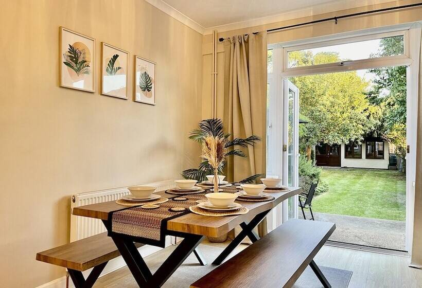 اقامتگاه Stylish 3 Bed House In Hornchurch   Free Parking