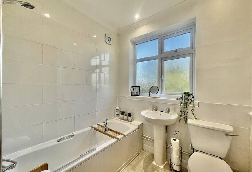 اقامتگاه Stylish 3 Bed House In Hornchurch   Free Parking
