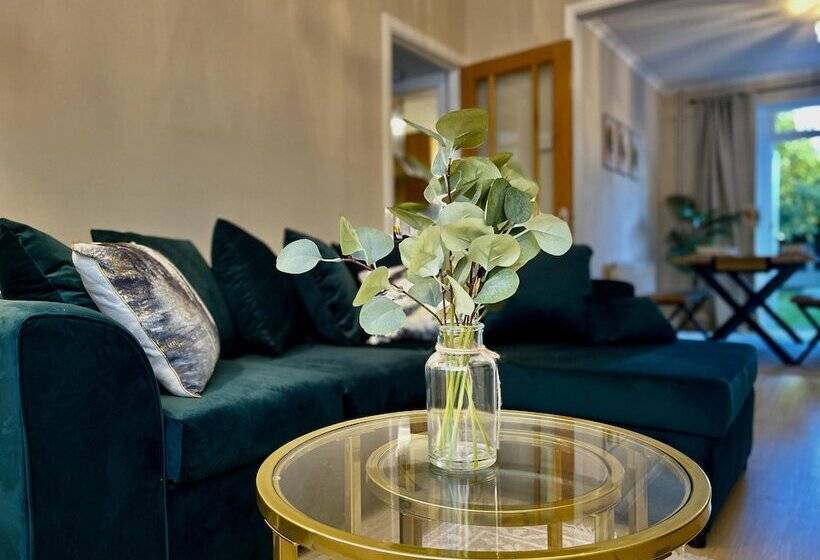 اقامتگاه Stylish 3 Bed House In Hornchurch   Free Parking