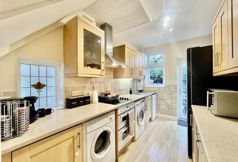 اقامتگاه Stylish 3 Bed House In Hornchurch   Free Parking