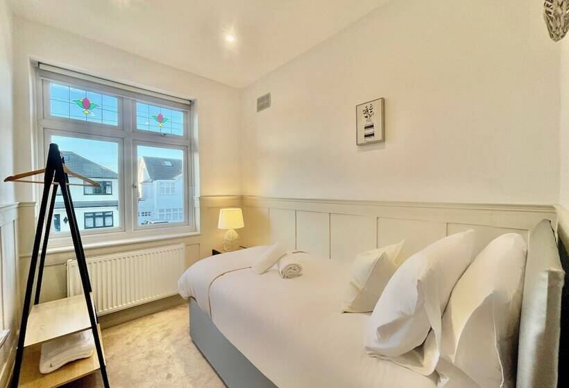 اقامتگاه Stylish 3 Bed House In Hornchurch   Free Parking