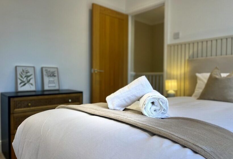 اقامتگاه Stylish 3 Bed House In Hornchurch   Free Parking