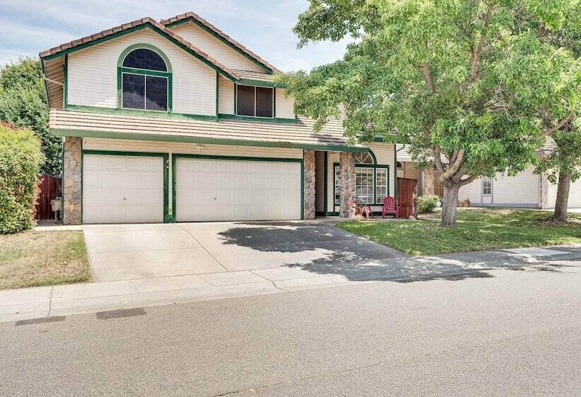 Sacramento Home W/ Fire Pit: 15 Mi To Downtown!