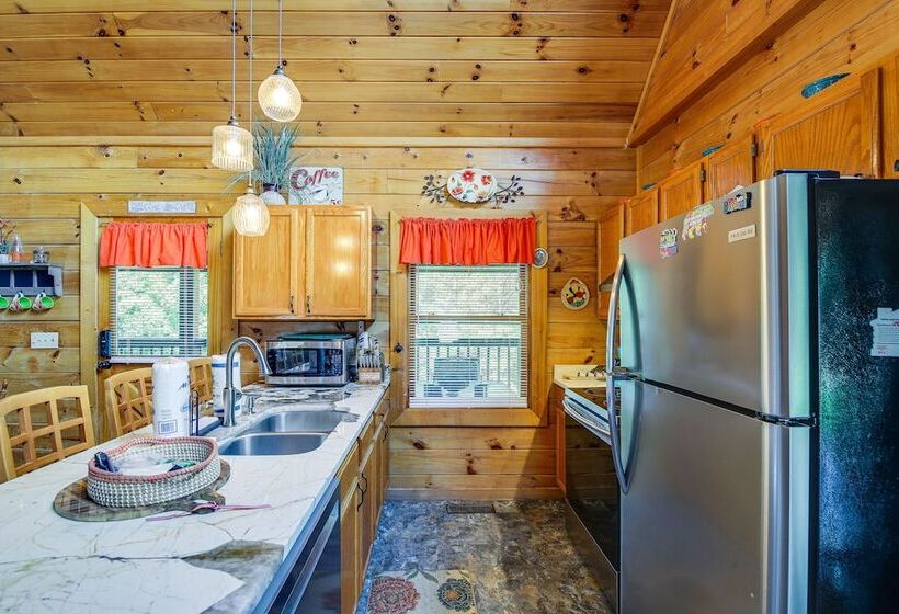 Sevierville Cabin: Private Deck, Community Pool!