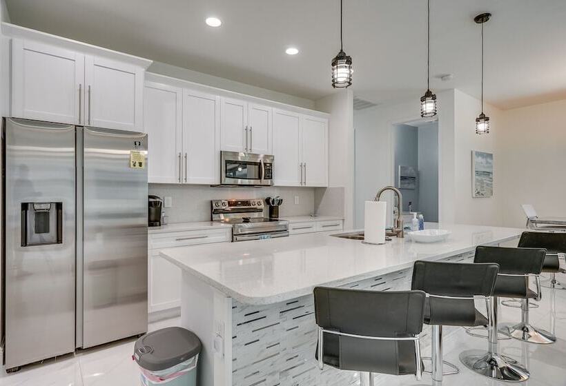 10 Mi To Yacht Club Public Beach: Getaway W/ Pool