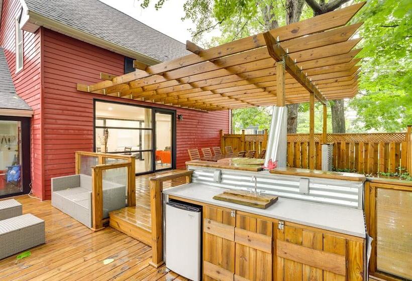 South Haven Oasis   Private Hot Tub, Pool & Grill!