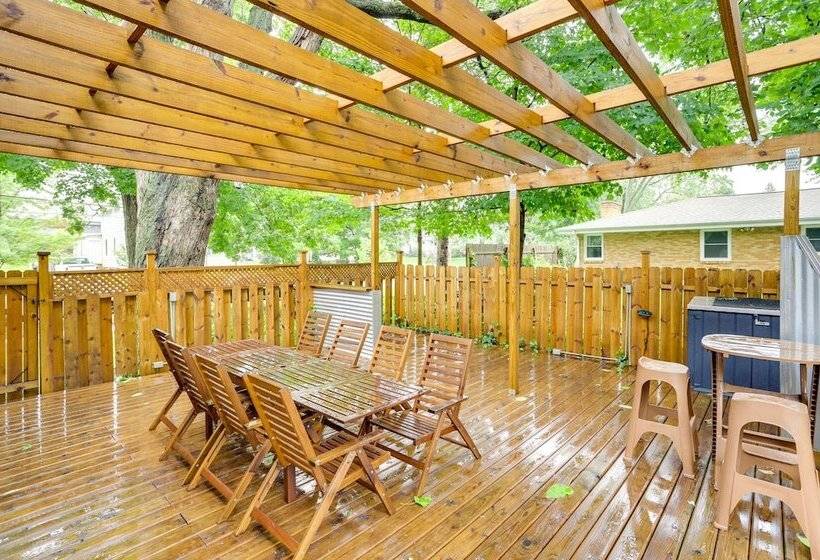 South Haven Oasis   Private Hot Tub, Pool & Grill!