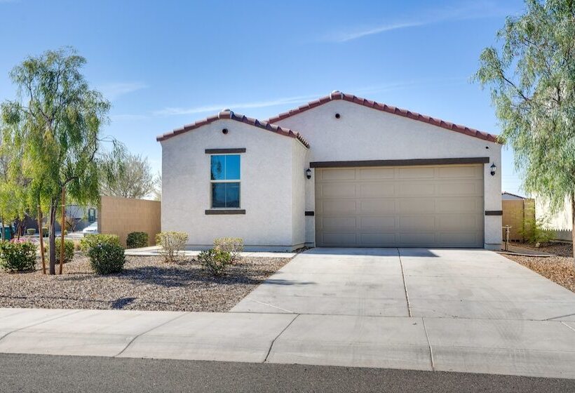 Sunny Arizona Escape W/ Patio, Grill & Fireplace!