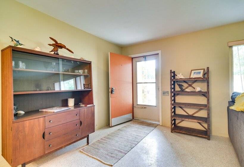 Sunny Seminole Retreat W/ Patio, Near Beaches!