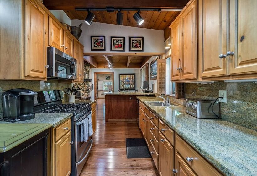 Tahoe City Cabin For 10 Walk To Beach By Sierra Getaways