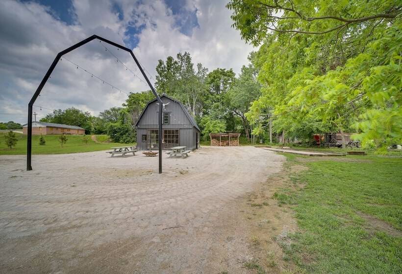 Well Appointed Tulsa Home W/ Fire Pit & Patio!