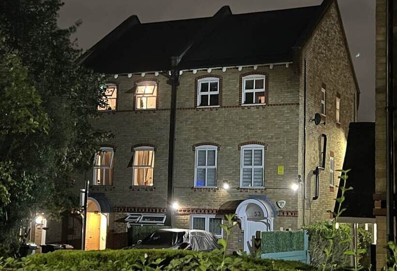 ベッドアンドブレックファースト 52 Chamberlayne Avenue