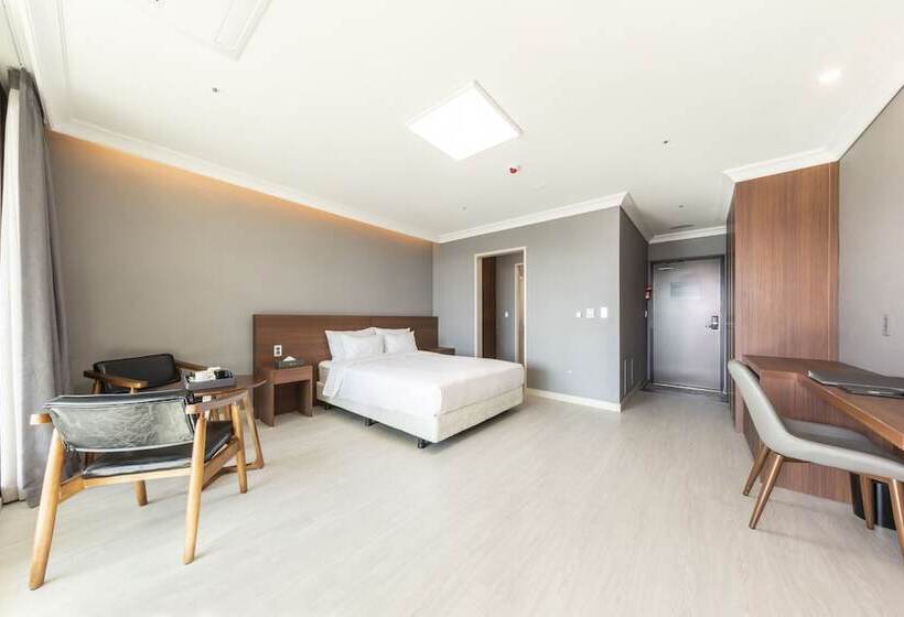 Отель Baekhak Jayuro Resort
