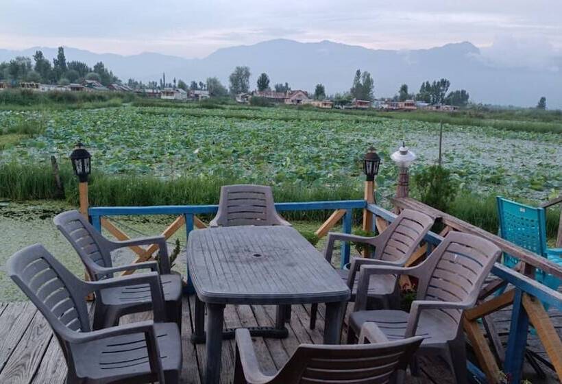 هتل Golden Hopes Group Of Houseboats