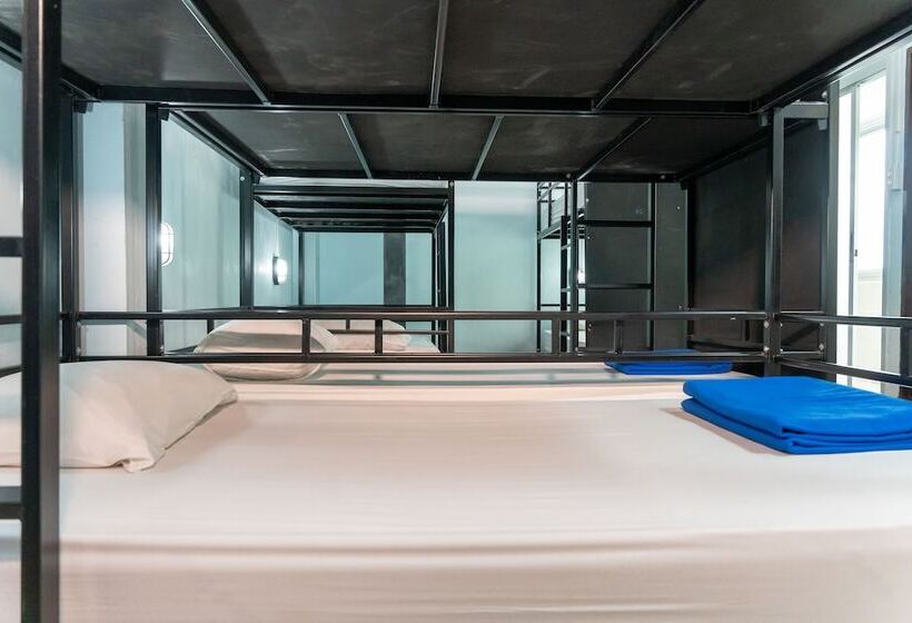 هتل Slumber Party Surf Khao Lak Hostel
