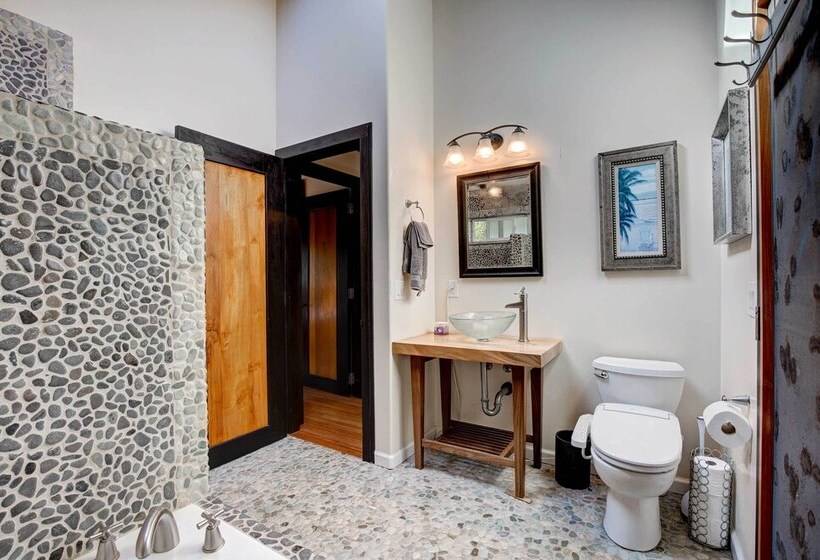 Kailua Kona House W/ Balcony & Ocean Views!