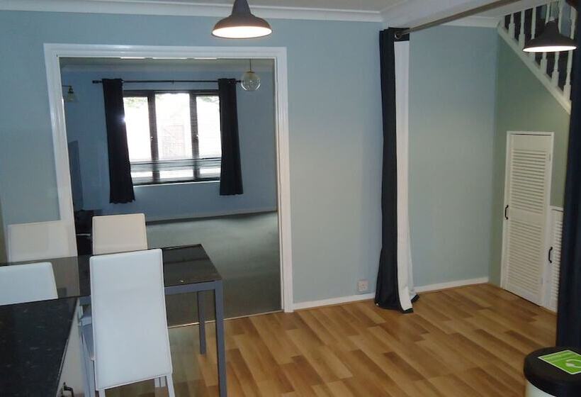레지던스 3 Bed House Mkt Deeping   Nr Peterborough Stamford