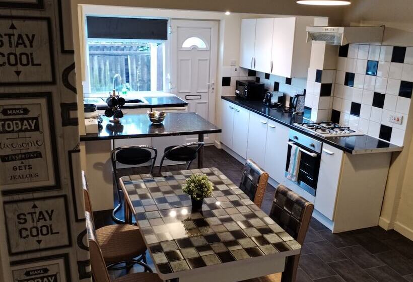 דירת נופש Comfortable 4 Bed House In Hucknall, Nottingham