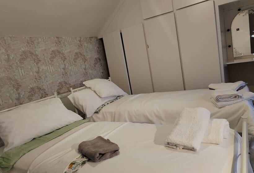 דירת נופש Comfortable 4 Bed House In Hucknall, Nottingham