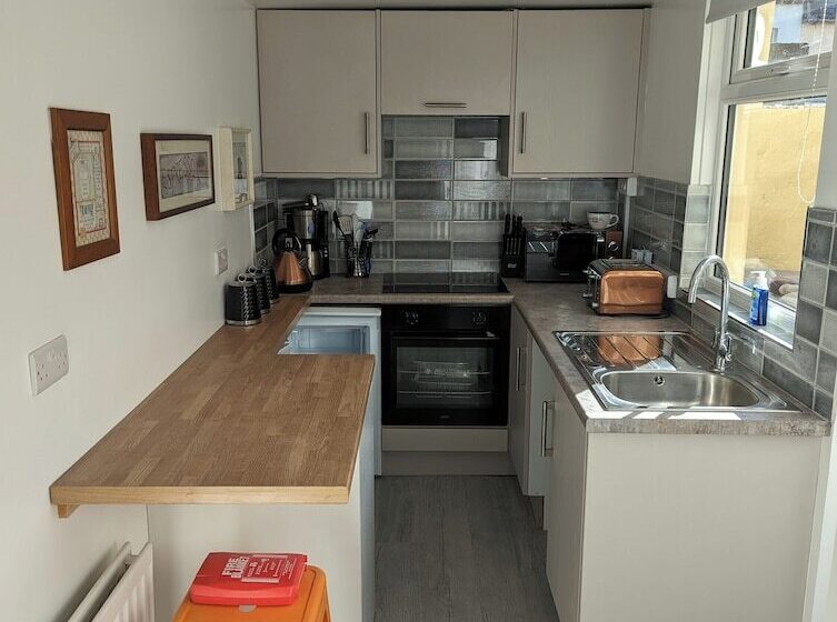 اقامتگاه Fantastic Location To Ebrington Sq And City Centre