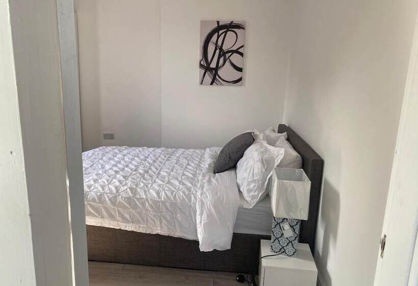 اقامتگاه Immaculate 3 Bed House In Nottingham