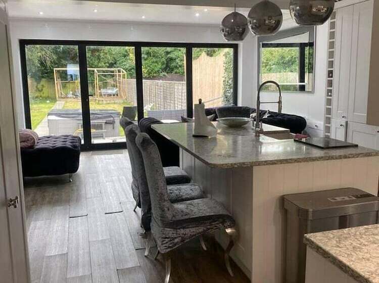 דירת נופש Lovely 3 Bed House In Potters Bar Jacuzzi & 75inch