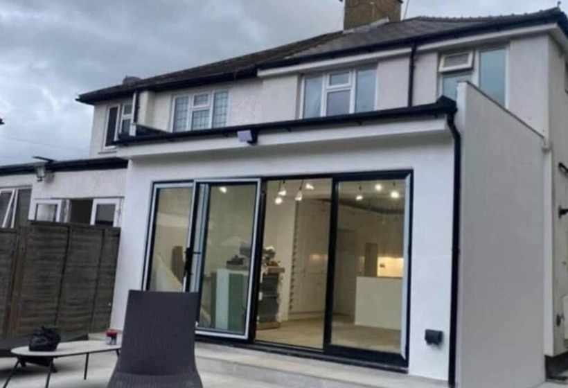 דירת נופש Lovely 3 Bed House In Potters Bar Jacuzzi & 75inch