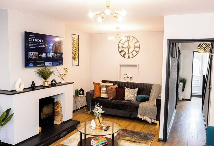 اقامتگاه Stunning 3bedroom Home Ideal For Long & Short Stay