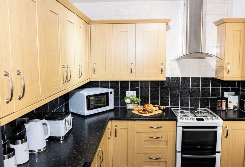 اقامتگاه Stunning 3bedroom Home Ideal For Long & Short Stay