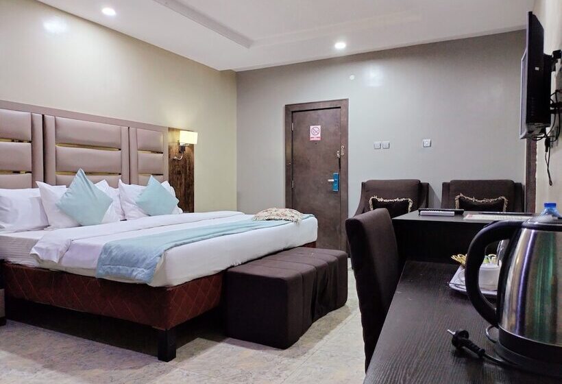 هتل Easton Hill Continental