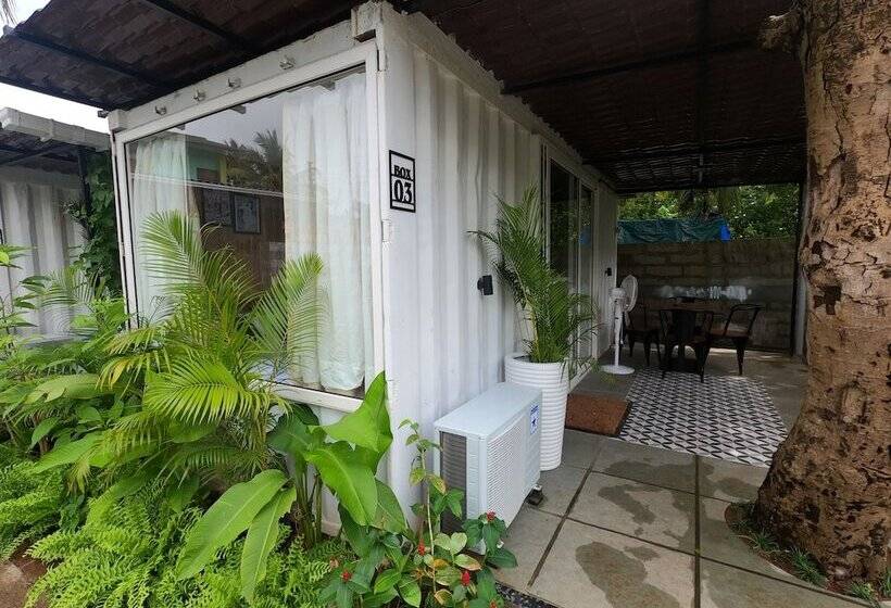 فندق Out Of Box Living