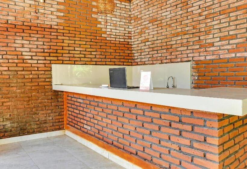 Отель Spot On 90882 Sari Homestay Near Garuda Wisnu Kencana