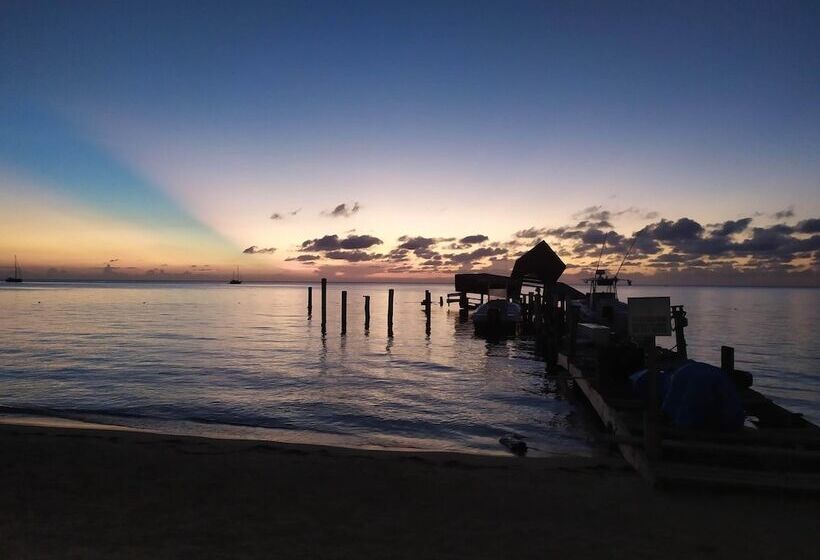 هتل Luna Beach Luxury Boutique Beach Front Resort