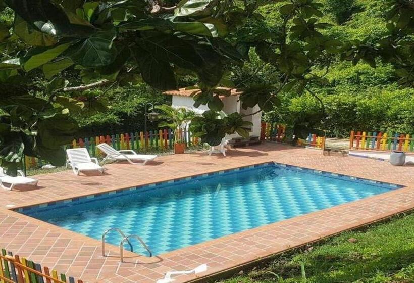 هتل Villa Lucila