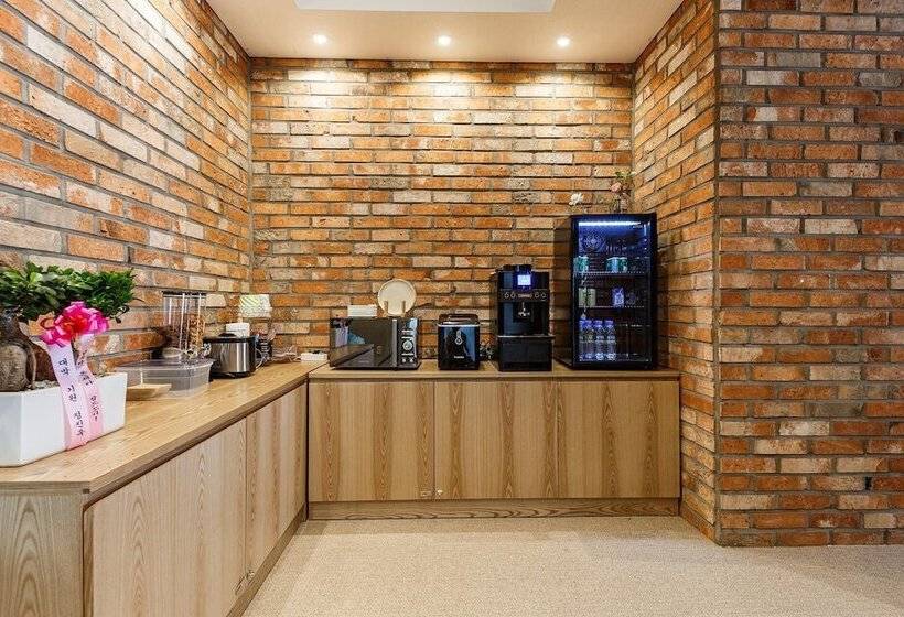 فندق على الطريق Classic Sacheon