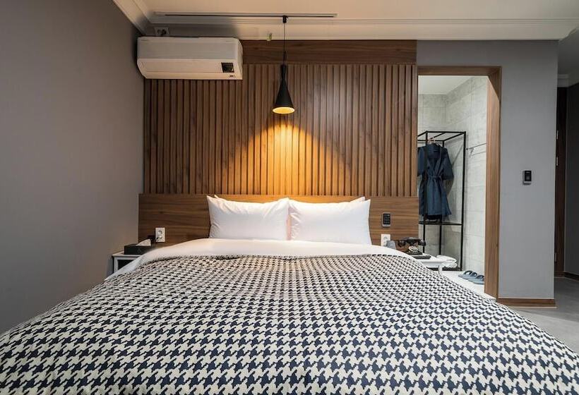 모텔 Suwon Guundong Hotel And