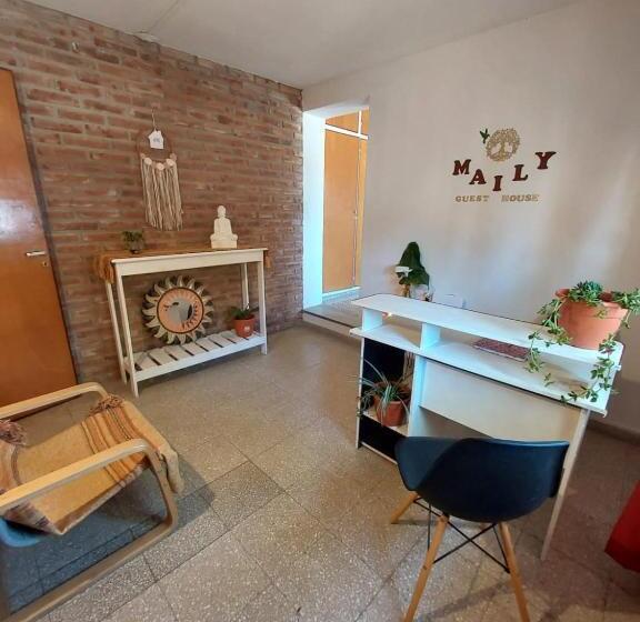 تختخواب و صبحانه Maily Guest House